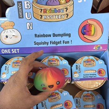 RAGE - RAINBOW Squishy Bun Dumplings GRAND (Dim. 8.5 x 8.5 x 4.8 cm) - Jouet Fidget Viral 2026 (12 pcs)